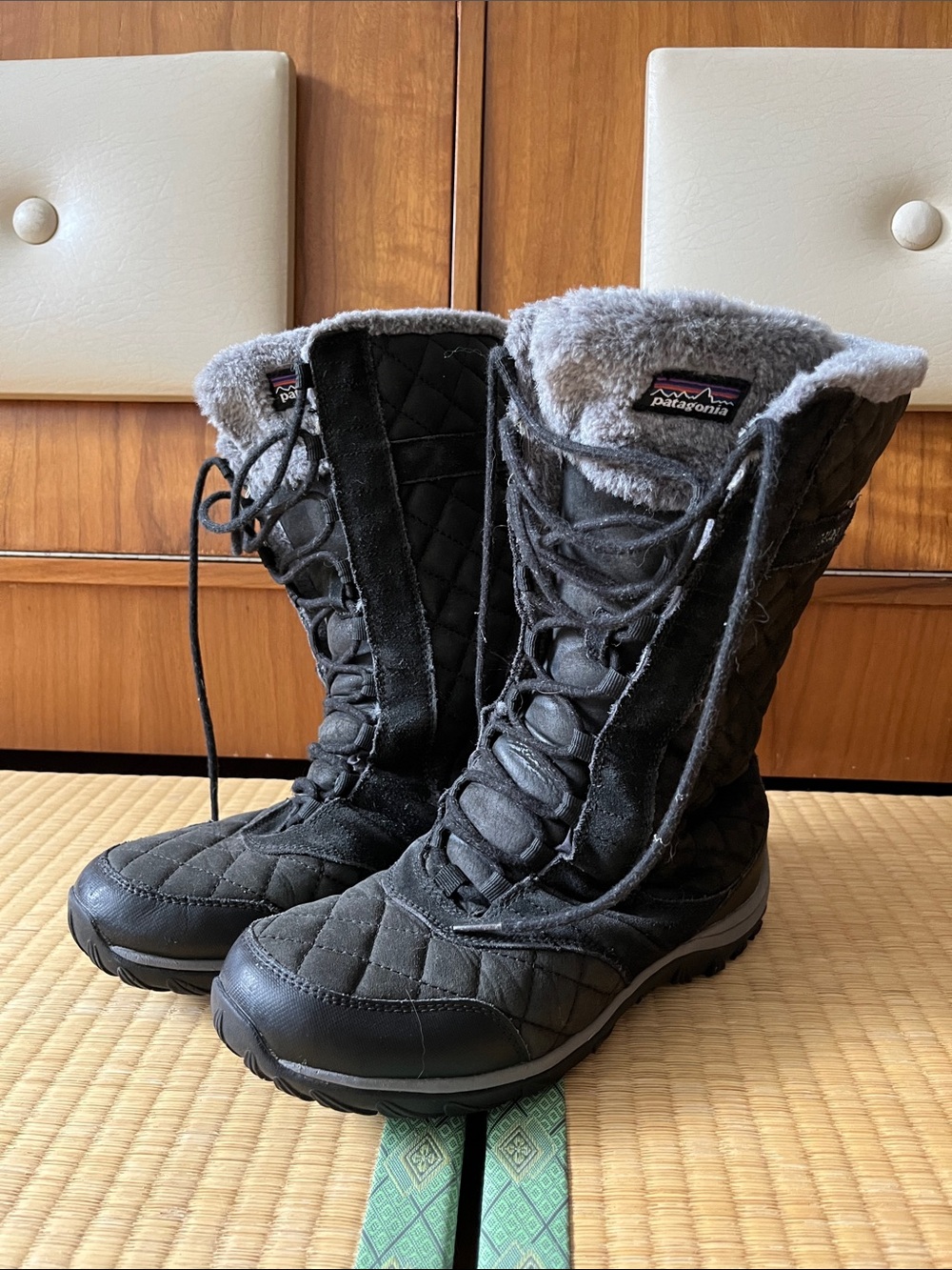 Patagonia Women's Black Quilted Lace-Up Winter Boots Gray Faux-Fur Cuff Size 9